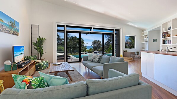 TV, DVD player, books, stereo