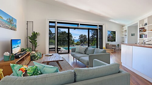 Barefoot Bungalow - Castaways Beach