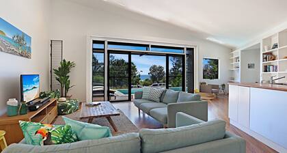 Barefoot Bungalow - Castaways Beach