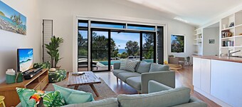 Havsutsikt, pool, strandhus bara några steg till husdjursvänlig strand, modern och beachy
