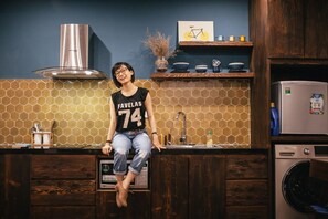 Kjøleskap, mikrobølgeovn og kokeplater