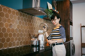 Kjøleskap, mikrobølgeovn og kokeplater