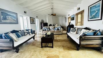 Smart TV, livros, escritórios