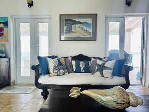 Smart-TV, bøker og kontorer