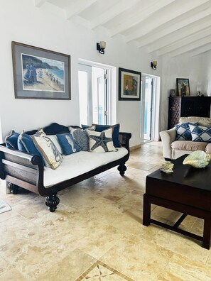 Smart TV, libros y oficina 