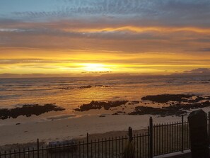 Sun-loungers, beach towels - Beach on Antilles - Sandy Toes and Relaxation just steps away from your room (Gordons Bay Central)