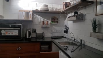 Jääkaappi, mikroaaltouuni, liesi, astianpesukone
