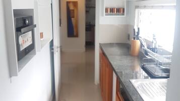 Kühlschrank, Mikrowelle, Herdplatte, Geschirrspüler