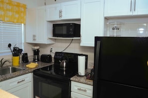 Geladeira, micro-ondas, fogão, cooktop