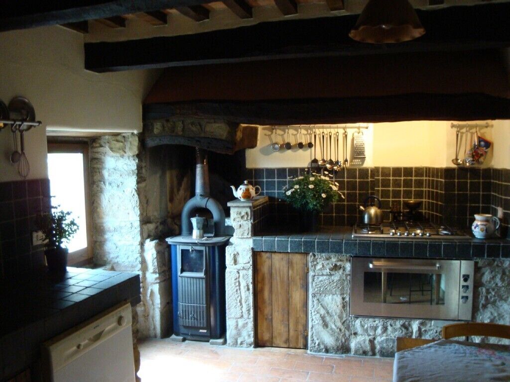 Luxury Historic Tuscan Farmhouse with swimming pool overlooking the Tiber Valley