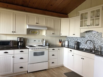 Beautiful, private oceanfront cottage on the Bay of Fundy