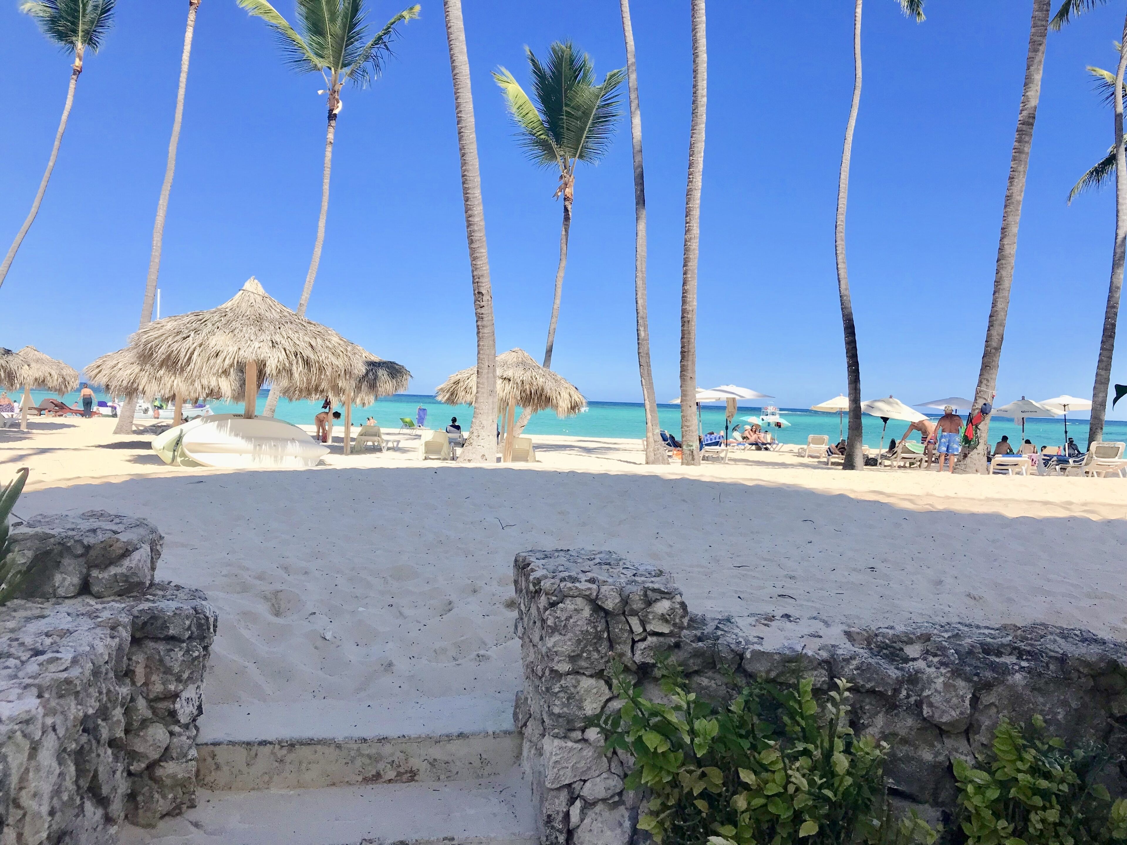 Sulla spiaggia, lettini da mare, ombrelloni, teli da spiaggia