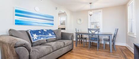 Smart TV, Netflix, Hulu, streaming services