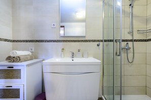 ヘアドライヤー、タオル、トイレットペーパー