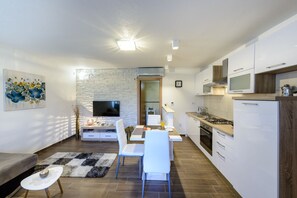 Kühlschrank, Ofen, Herdplatte, Wasserkocher mit Kaffee-/Teezubehör