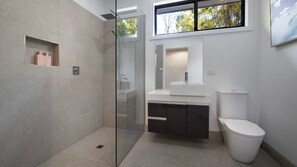 Regadera, secadora de cabello, toallas 