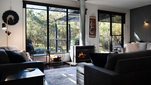 Living area - Ablac House - Tranquil Bushland Getaway (Wheatsheaf)