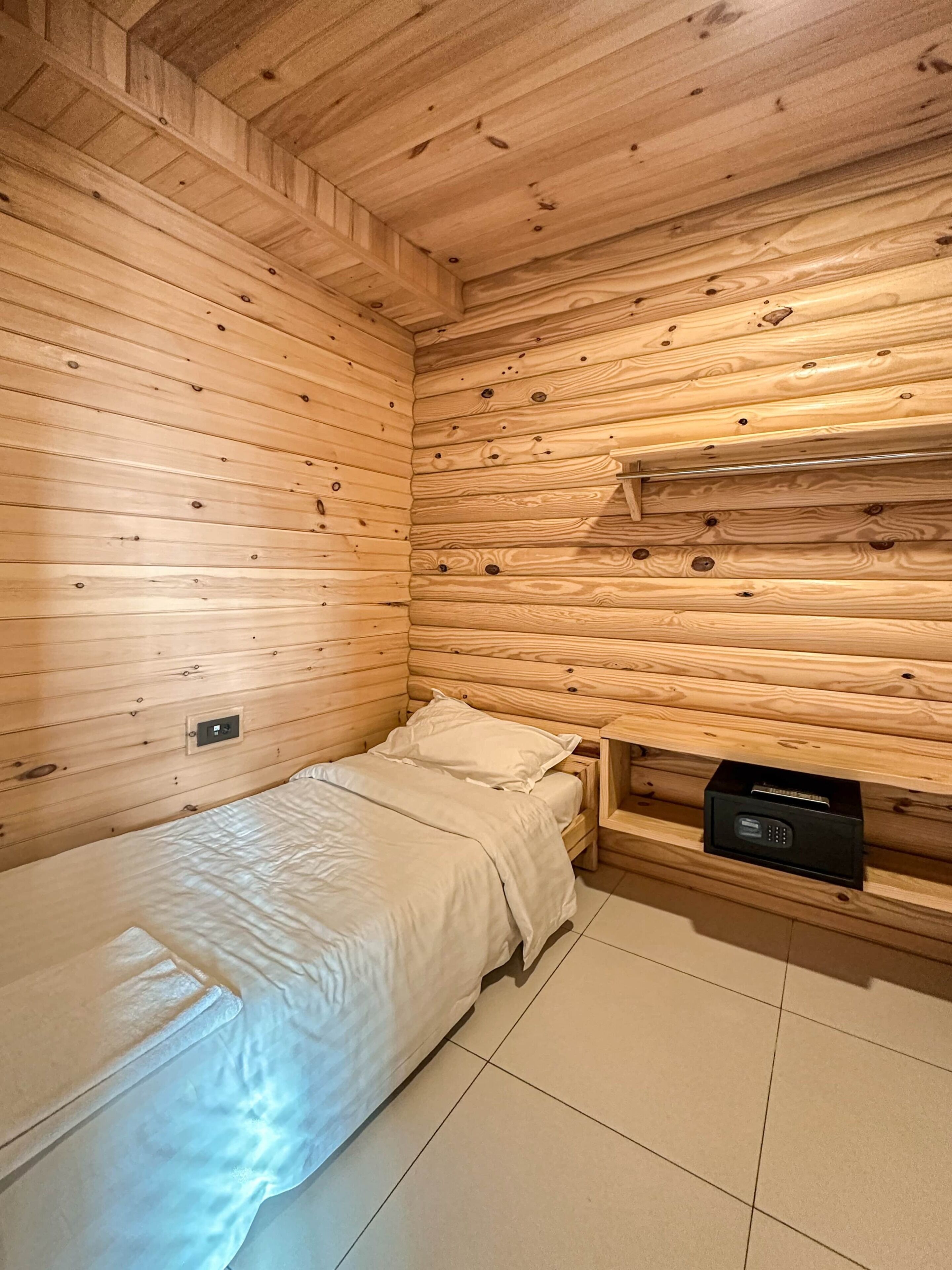 5 bedrooms, in-room safe, iron/ironing board, WiFi