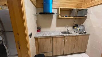 Fridge, oven, stovetop, coffee/tea maker