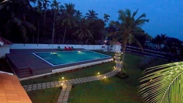 Una piscina al aire libre