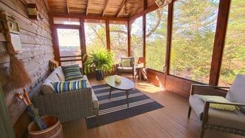 Smart-TV, Kamin, DVD-Player, Bücher