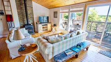 Smart-TV, Kamin, DVD-Player, Bücher