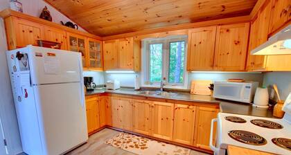 The Perch: chalet au bord du lac surélevé faisant face au sud.