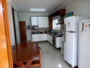 Kylskåp, mikrovågsugn, ugn och spishäll