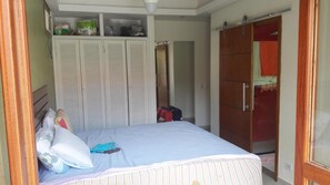 4 bedrooms, iron/ironing board, free WiFi - Beach house for seasonal rental with pool and barbecue, pets allowed. (Itanhaém)
