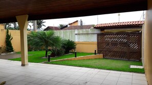 Property grounds - Beach house for seasonal rental with pool and barbecue, pets allowed. (Itanhaém)