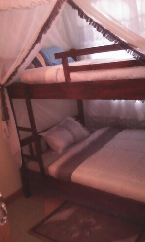 2 chambres, fer et planche à repasser, Wi-Fi gratuit, draps fournis