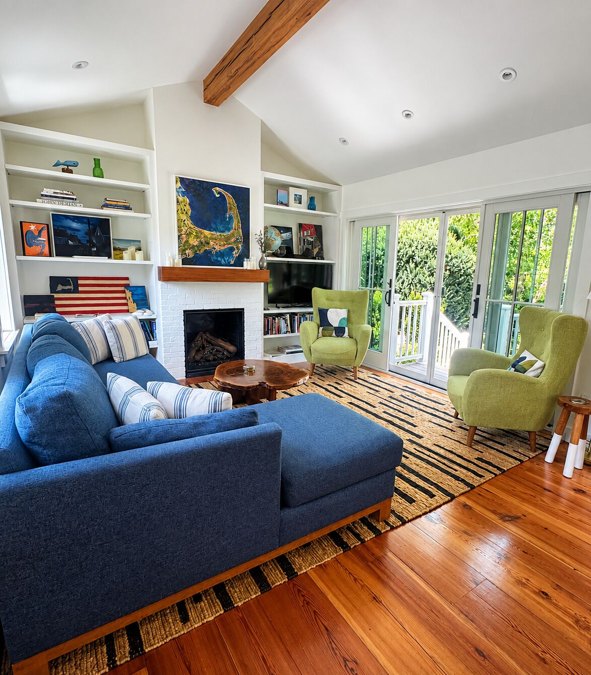 Smart TV, fireplace, books, stereo