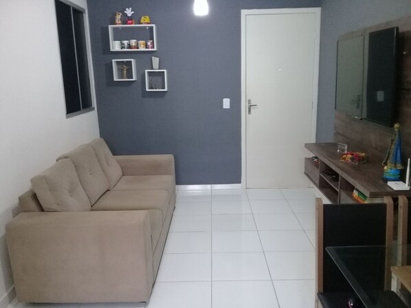 TV, books, stereo - I'm renting 2 rooms near UFAL (Federal University of Alagoas) and the Shopping Mall! (Benedito Bentes)