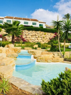 Una piscina al aire libre