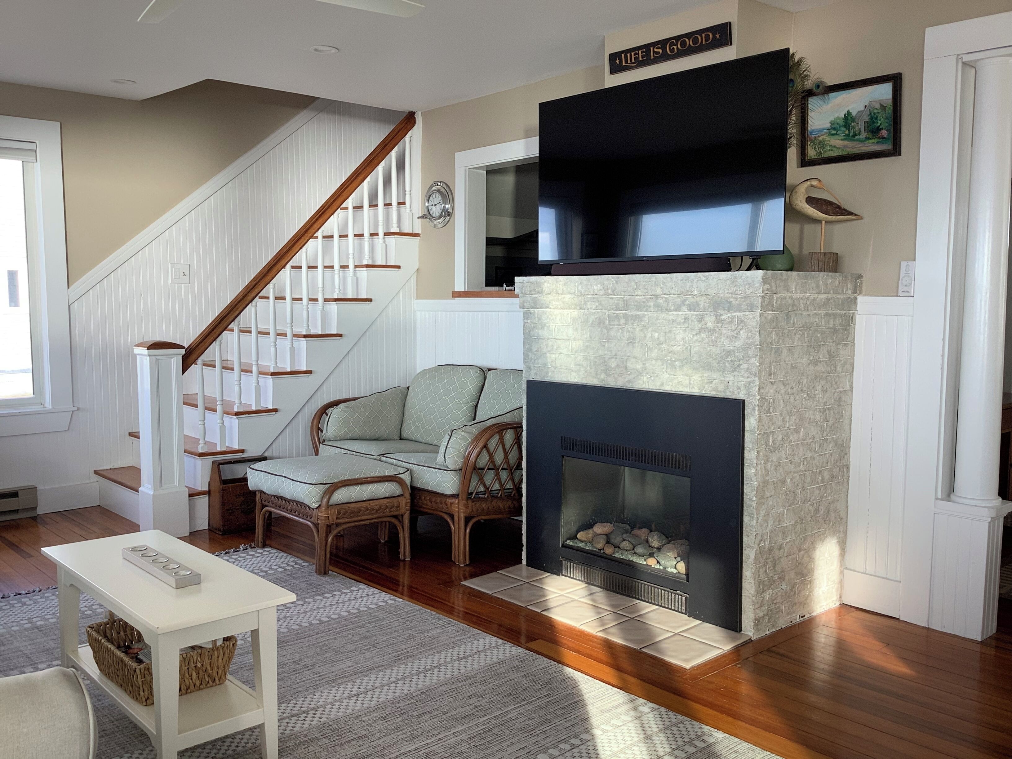 智能电视、壁炉、书