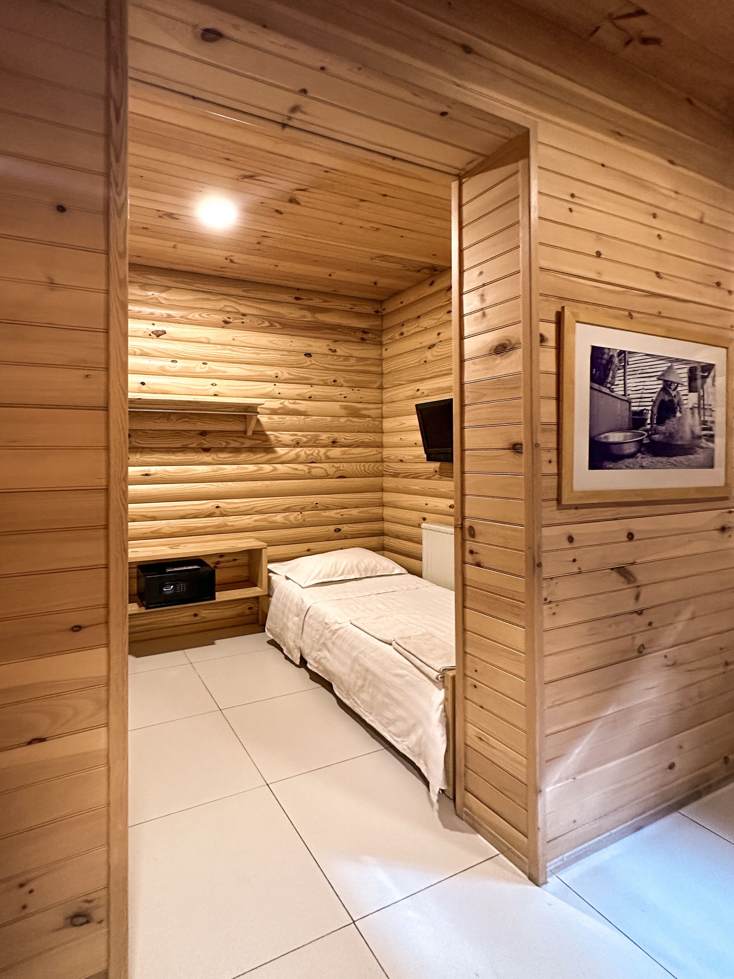 5 bedrooms, iron/ironing board, WiFi, bed sheets