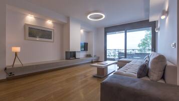 Smart TV, Netflix, books, streaming services