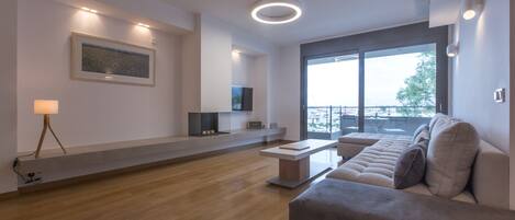 Smart TV, Netflix, books, streaming services
