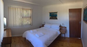 4 bedrooms, desk, iron/ironing board, bed sheets - David Bongers Still Bay holiday Home (Still Bay West)