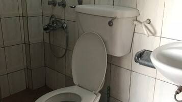 Dusj, håndklær og toalettpapir