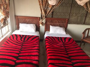 16 عدّة غرف نوم وخزنة داخل الغرفة وخدمة الإنترنت