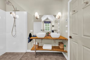 Dusche, umweltfreundliche Kosmetikartikel, Haartrockner, Handtücher