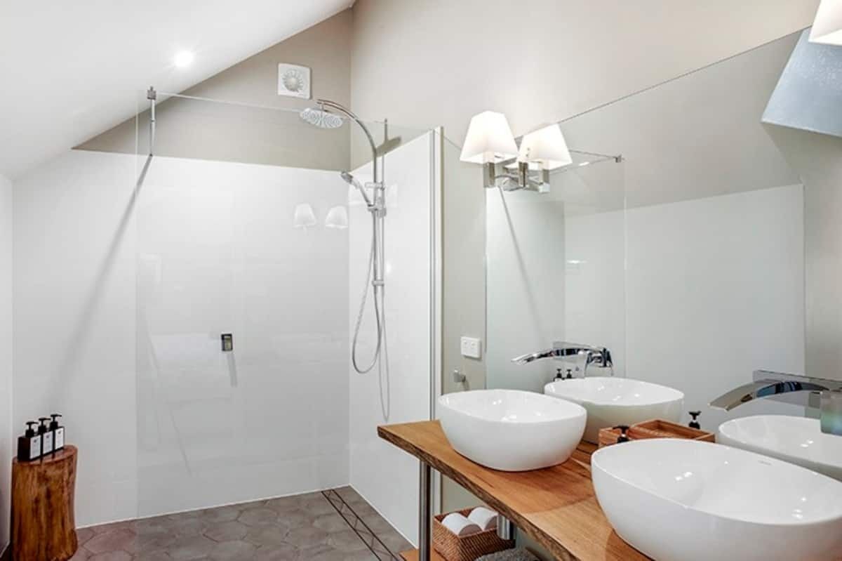 Douche, articles de toilette écologiques, sèche-cheveux
