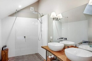 Ducha, artículos de tocador ecológicos, secador de pelo, toallas