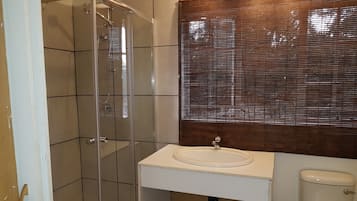 Combined shower/tub, towels, toilet paper