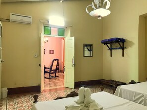 Minibar, fer et planche à repasser