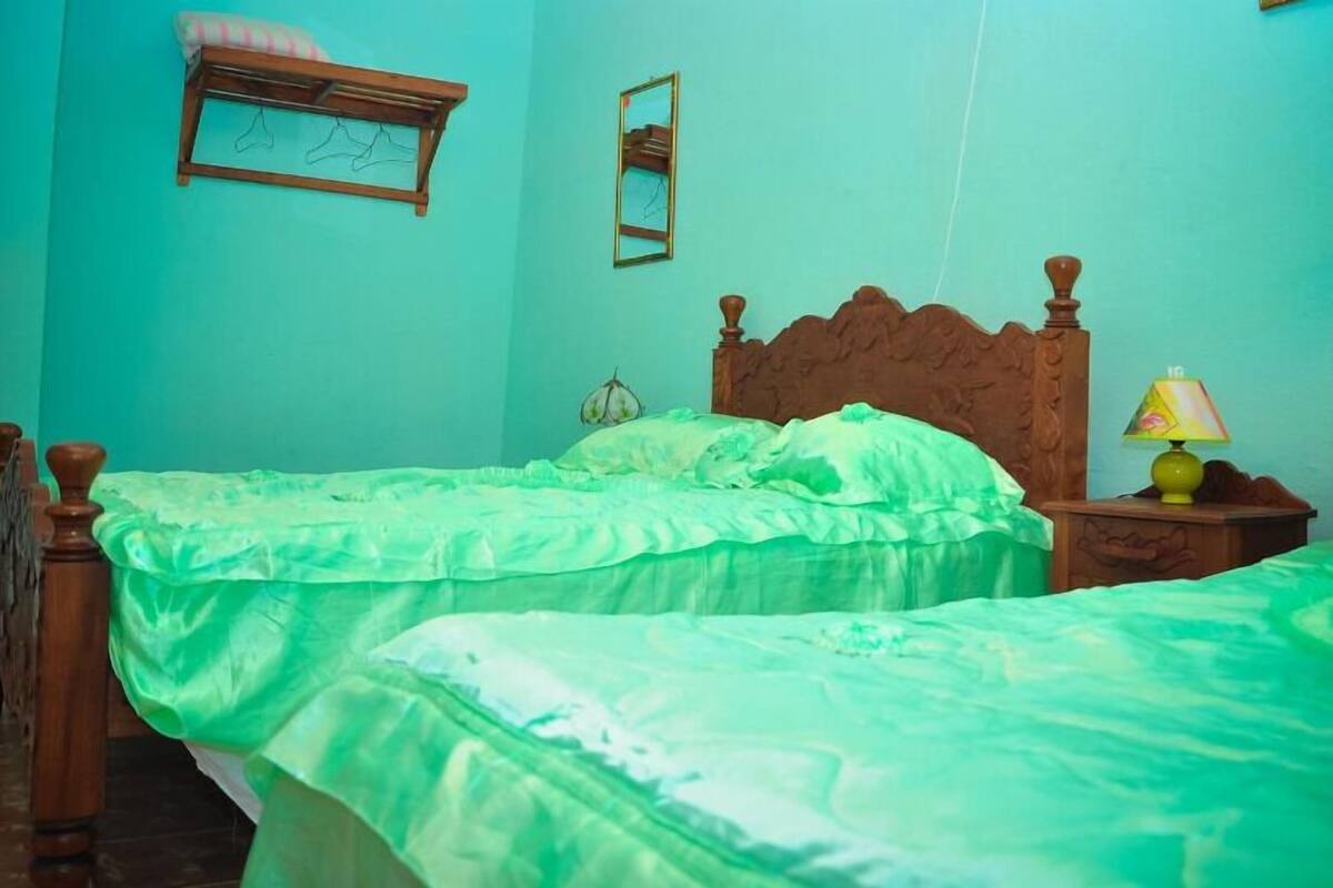 Minibar, fer et planche à repasser