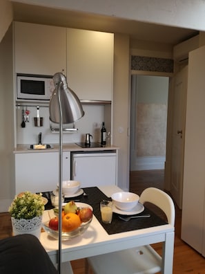 Réfrigérateur, micro-ondes, plaque de cuisson, cafetiÚre/bouilloire
