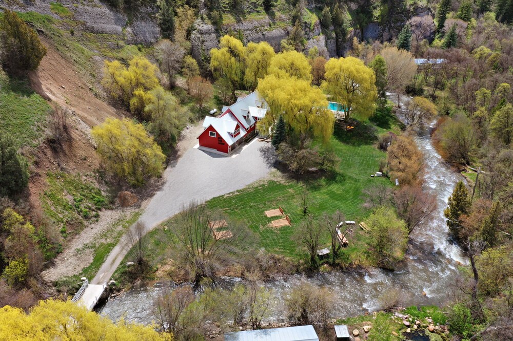 Giant Mountain Lodge. Private Pool. A few 2024 Summer Dates still available