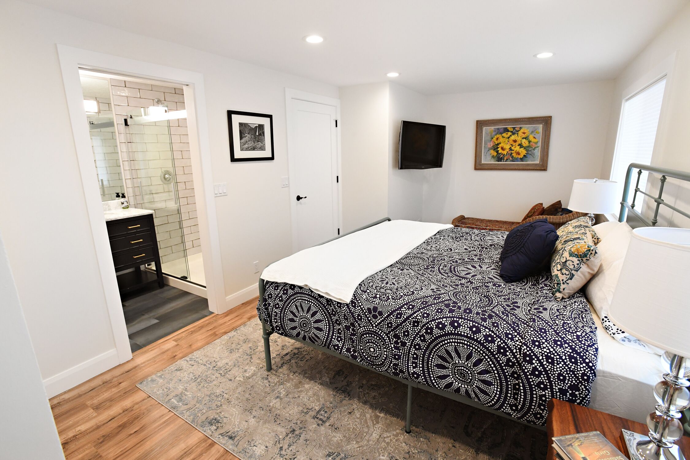 11 habitaciones, escritorio y tabla de planchar con plancha 